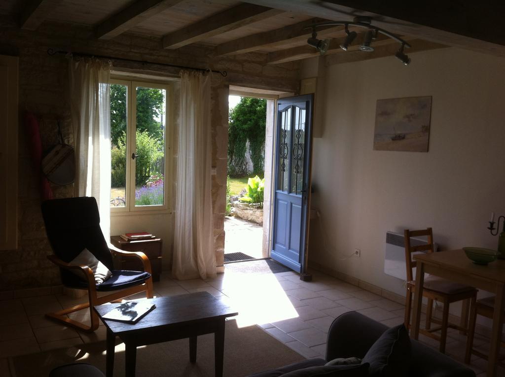 La Petite Maison Crezieres Phòng bức ảnh